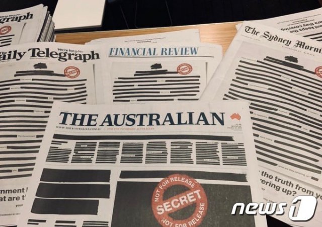 호주 전 일간지가 21일(현지시간) 신문 제1면을 블랙아웃 처리했다. <트위터 갈무리> © 뉴스1