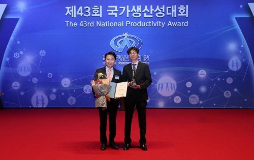 ㈜퓨어랜드가 지난 16일 서울 코엑스에서 열린 2019년 제43회 국가생산성대상에서 생산성 강소기업대상을 수상했다. 송경수 대표이사(왼쪽), 홍용석 전략기획실장(오른쪽)