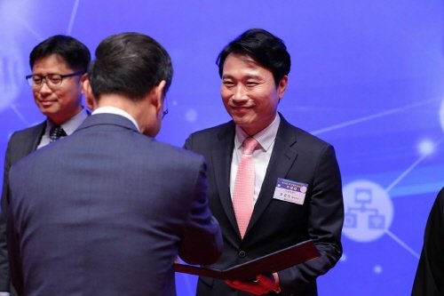 ㈜퓨어랜드 송경수 대표이사(오른쪽)가 제43회 국가생산성대상에서 생산성강소기업대상을 수상받고 있다.