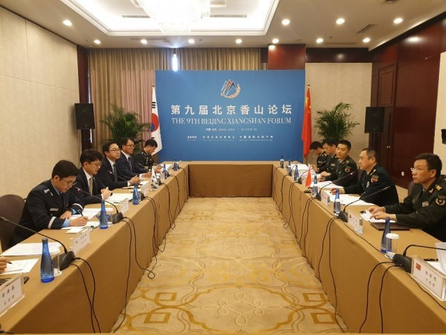 박재민(왼쪽 두 번째) 국방부 차관과 샤오위안밍(오른쪽 두 번째) 중국 연합참모부 부참모장이 21일 중국 베이징에서 열린 제5차 한중 국방전략대화에서 의견을 나누고 있다.(국방부 제공)