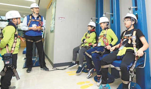 삼성물산 건설부문 안전 체험 교육에 참여한 학생들이 안전모 실습을 하고 있다.
