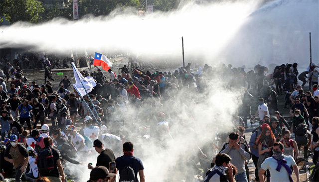 ‘지하철 요금 50원 인상’ 반대 시위 확산… 칠레 국가 비상사태 선포