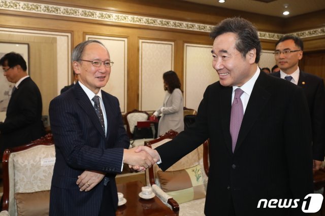 나루히토일왕 즉위식 참석차 일본을 방문하는 이 총리가 22일 경기 성남시 서울공항을 통해 출국 전 나가미네 야스마사 주한 일본대사와 악수하고 있다.