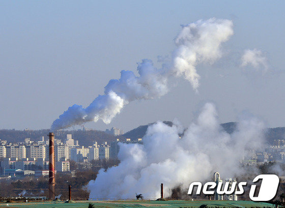 공장부지 굴뚝에서 수증기가 피어오르고 있다. 뉴스1