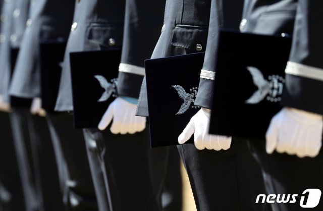 8일 오후 충북 청주시 공군사관학교에서 열린 제67기 졸업식과 임관식에서 신임 공군 장교들이 졸업증서를 들고 서 있다. © News1