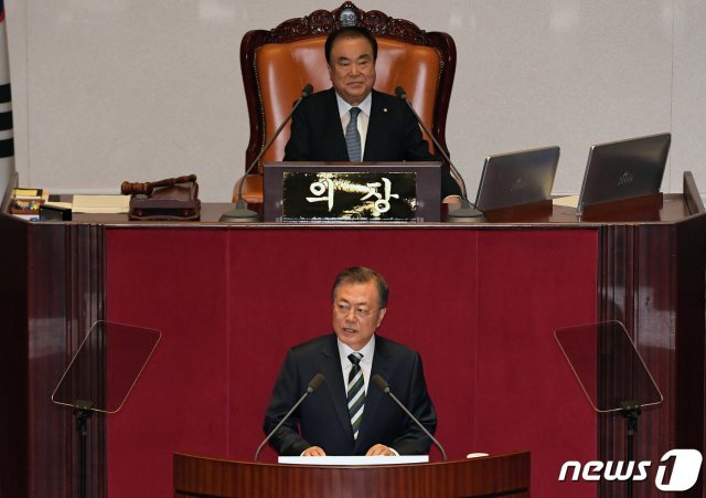 문재인 대통령이 22일 오전 서울 여의도 국회 본회의장에서 2020년도 예산안 시정연설을 하고 있다. 2019.10.22/뉴스1 © News1 국회사진취재단