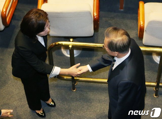 문재인 대통령이 22일 서울 여의도 국회 본회의장에서 열린 2020년도 예산안 시정연설을 마치고 나경원 자유한국당 원내대표와 악수를 나누고 있다. 2019.10.22/뉴스1 © News1 국회사진취재단