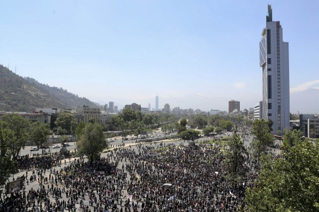 지난 21일 칠레 산티아고가 대학생을 비롯한 시위대들로 붐비고 있다. [산티아고=AP/뉴시스]