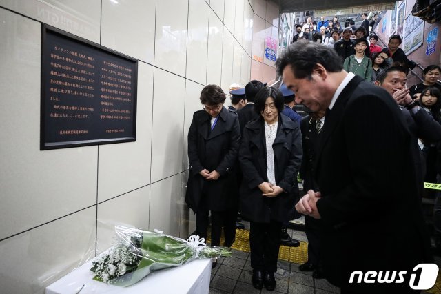 이낙연 총리가 고 이수현 의인 추모비를 찾아 헌화 후 묵념하고 있다. 뉴스1