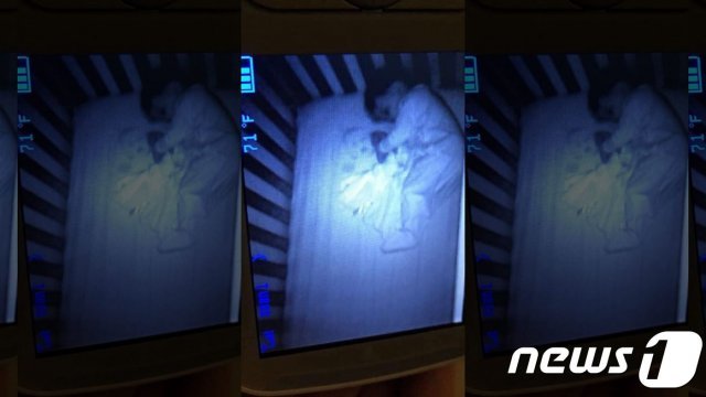 시불스씨가 찍은 아들 요람 모니터. 잠든 아들 옆에 한 아기의 형상이 뚜렷이 보인다. (마리차 시불스 페이스북)© 뉴스1