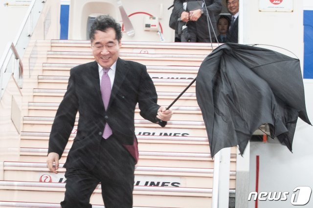 일본 하네다 공항에 도착한 이낙연 총리.