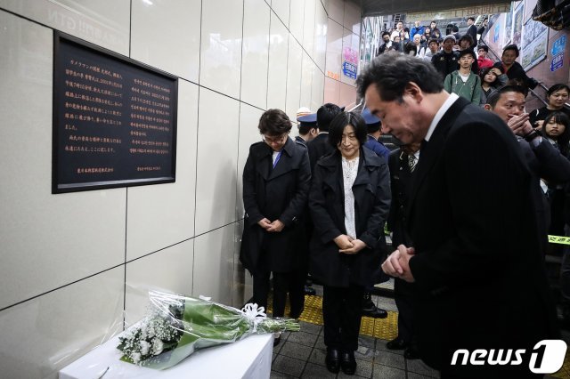 이낙연 총리가 일본 도쿄 신주쿠 신오쿠보역에 마련된 고 이수현 의인 추모비를 찾아 헌화 후 묵념하고 있다.