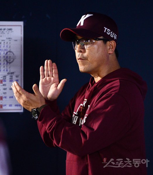 22일 서울 잠실야구장에서 ‘2019 신한은행 MY CAR KBO 포스트시즌’ 한국시리즈 1차전 키움 히어로즈와 두산 베어스의 경기가 열렸다. 키움 장정석 감독이 박수를 치며 선수들을 독려하고 있다. 잠실｜김진환 기자 kwangshin00@donga.com
