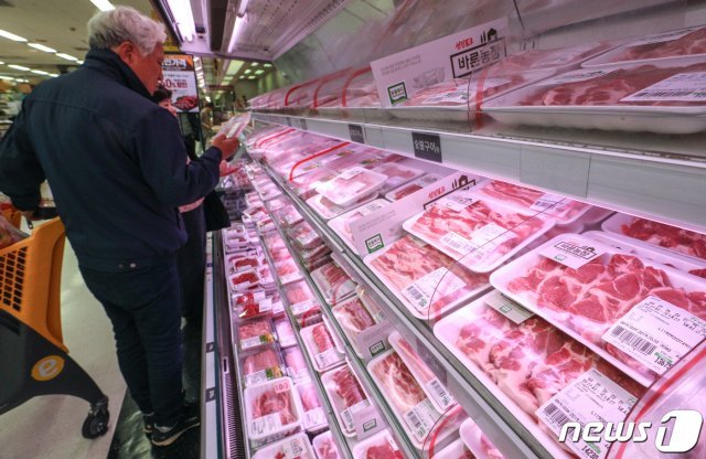아프리카돼지열병으로 돼지고기 가격이 요동치고 있다. 사진은 7일 오후 서울 시내의 한 대형마트에 진열된 돼지고기. © News1