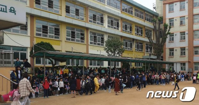 23일 오전 8시33분께 경기도 부천시 원종동 오정초등학교 급식실에서 불이 나 학생 250여 명이 대피했다. 또 신고를 받고 출동한 소방대원들이 진화작업을 벌이고 있다.(부천소방서 제공) © News1