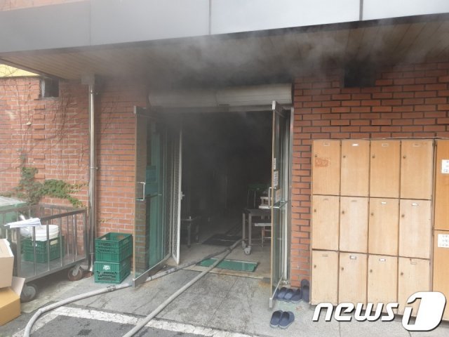 23일 오전 8시33분께 경기도 부천시 원종동 오정초등학교 급식실에서 불이 나 학생 250여 명이 대피했다. 또 신고를 받고 출동한 소방대원들이 진화작업을 벌이고 있다.(부천소방서 제공)© News1