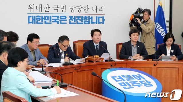 이인영 더불어민주당 원내대표가 23일 서울 여의도 국회에서 열린 최고위원회의에서 발언하고 있다. © News1
