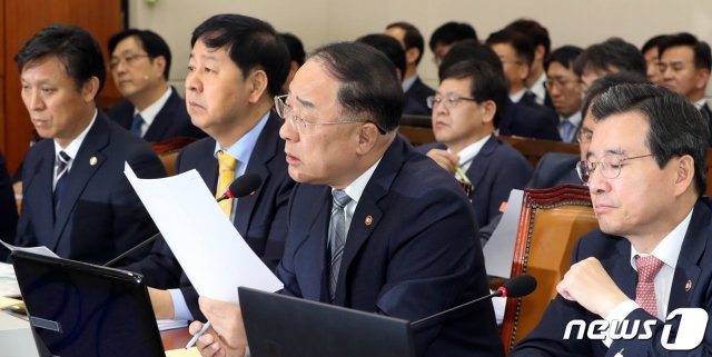 홍남기 경제부총리겸 기획재정부장관이 23일 서울 여의도 국회에서 열린 기획재정위원회의 기획재정부,국세청,관세청,조달청,통계청에 대한 국정감사에서 권성동 자유한국당 의원질의에 답변하고 있다. © News1