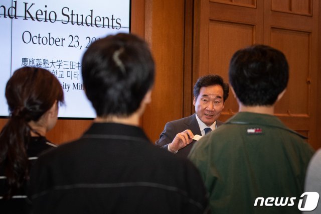 이낙연 총리가 ‘일본 학생들과의 대화’에 앞서 학생들과 인사하고 있다.