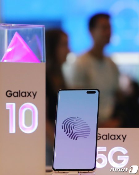 서울 서초구 삼성딜라이트에 전시된 갤럭시S10 시리즈. 2019.10.18/뉴스1 © News1