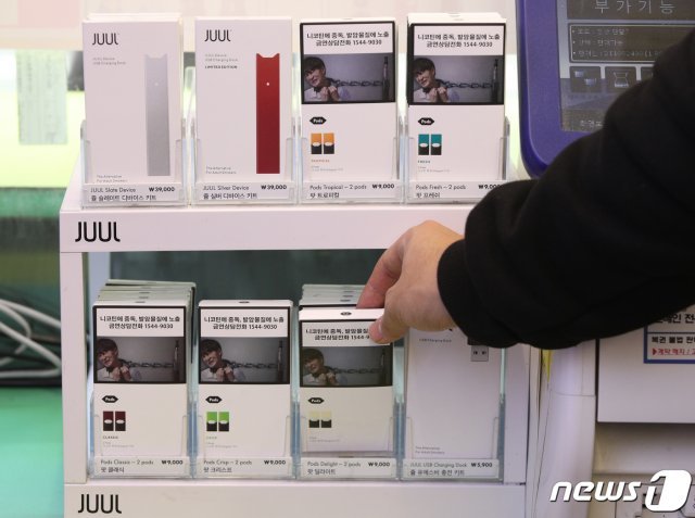 서울의 한 편의점에 액상형 전자담배가 전시돼 있다. © News1