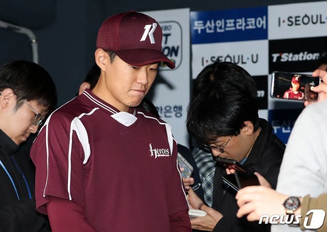 ‘막말 논란’을 일으킨 키움 송성문이 23일 오후 23일 오후 서울 잠실야구장에서 열린 프로야구 2019 신한은행 마이카 KBO리그 한국시리즈 2차전을 앞두고 기자회견을 갖고 사과하고 있다. © News1