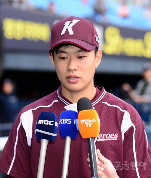 23일 서울 잠실야구장에서 ‘2019 신한은행 MY CAR KBO리그‘ 두산 베어스와 키움 히어로즈의 한국시리즈 2차전 경기가 열린다. 전날 야유 동영상 파문을 일으킨 키움 송성문이 사과하고 있다. 잠실｜김민성 기자 marineboy@donga.com