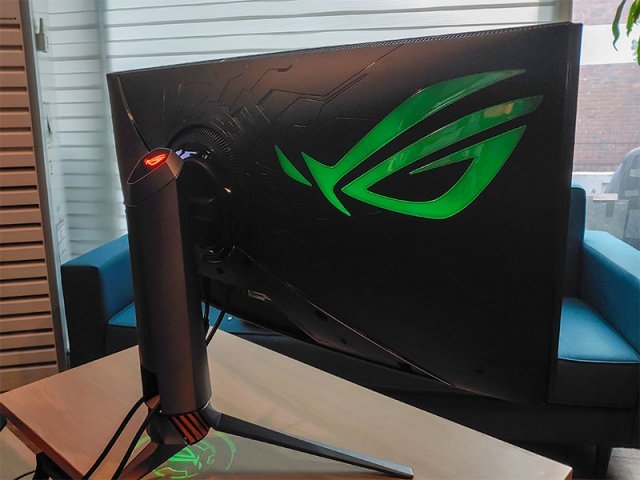 오라 싱크에 대응하는 LED 조명을 갖췄다