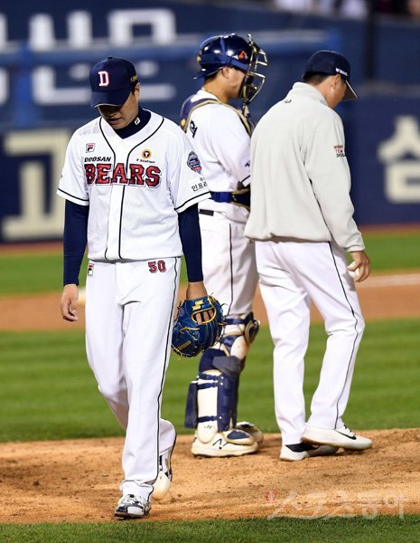 23일 서울 잠실야구장에서 ‘2019 신한은행 MY CAR KBO리그‘ 두산 베어스와 키움 히어로즈의 한국시리즈 2차전 경기가 열렸다. 6회초 1사 1, 3루에서 키움 이지영에게 적시타를 허용한 두산 선발 이영하가 교체되고 있다. 잠실｜김민성 기자 marineboy@donga.com