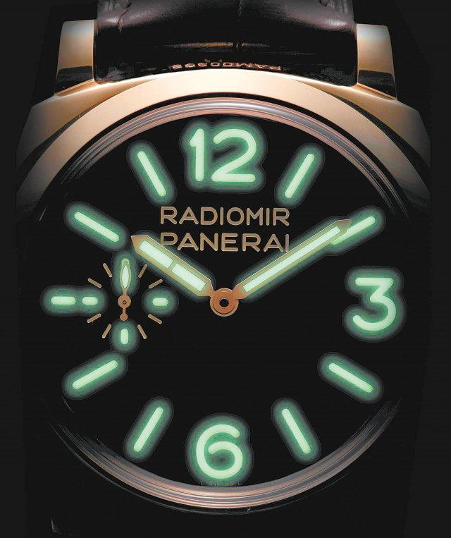 파네라이의 대표 컬렉션인 ‘라디오미르’. 파네라이는 자체 개발한 발광물질 ‘라디오미르’를 컬렉션 이름에 그대로 붙였다.