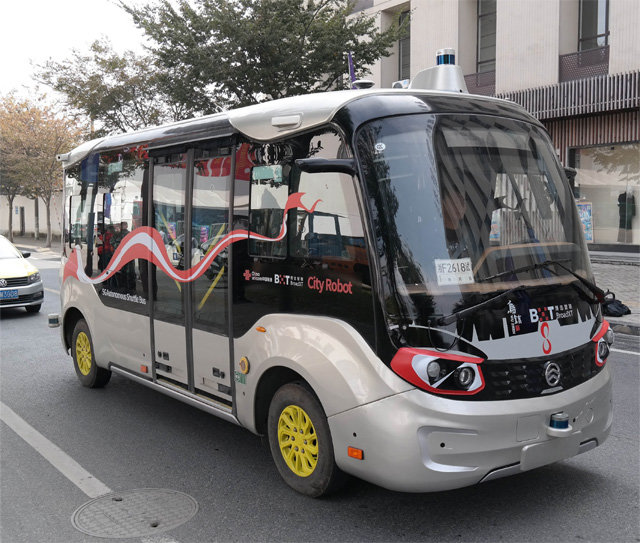 21일 중국 저장성 우전에 등장한 5G 이동통신 기반의 무인 소형버스. 중국 측은 승객을 태운 무인 버스 운행은 세계 최초라고 설명했다.