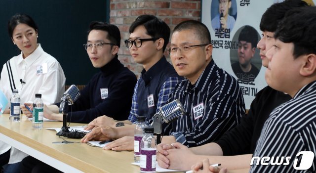 황교안 자유한국당 대표가 24일 서울 영등포구 당사에서 열린 ‘채널 공감-국민속으로’ 청년 유튜버, 세상과 通하다!‘ 유튜브 방송에서 유튜버들과 대화를 하고 있다. © News1