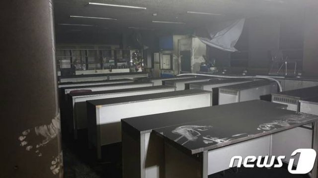 23일 오후 7시10분께 전북 군산시 한 고등학교에서 불이 나 학생과 교직원 등 200여명이 대피하는 소동이 벌어졌다. 뉴스1(전북소방본부 제공)