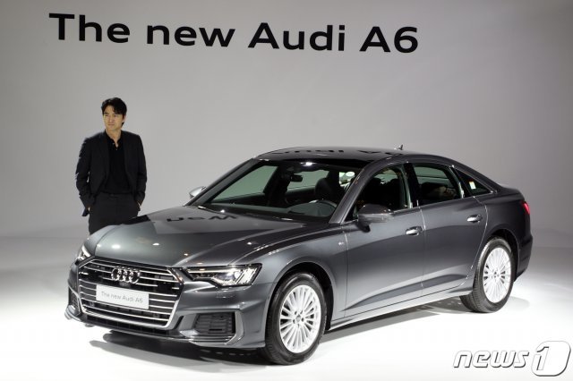 배우 이진욱이 23일 서울 중구 반얀트리 클럽&스파 서울에서 ‘더 뉴 아우디 A6 45 TFSI 콰트로’를 소개하고 있다. 이번에 출시한 8세대 ‘A6’는 두가지 라인업으로 출시되며 ‘더 뉴 아우디 A6 45 TFSI 콰트로’가 66,797,000원, ‘더 뉴 아우디 A6 45 TFSI 콰트로 프리미엄’이 70,724,000원이다. 2019.10.23/뉴스1 © News1