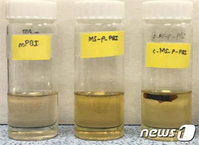 160 ℃에서 85 중량 % 인산 용액에 가열된 고분자막. 맨오른쪽이 이번 개발된 고분자막으로, 용해되지 않았다.© 뉴스1