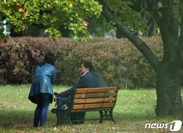 조국 전 법무부 장관과 아들이 24일 오전 경기 의왕시 서울구치소에서 면회를 마친 후 의자에 앉아 대화를 나누고 있다. © News1