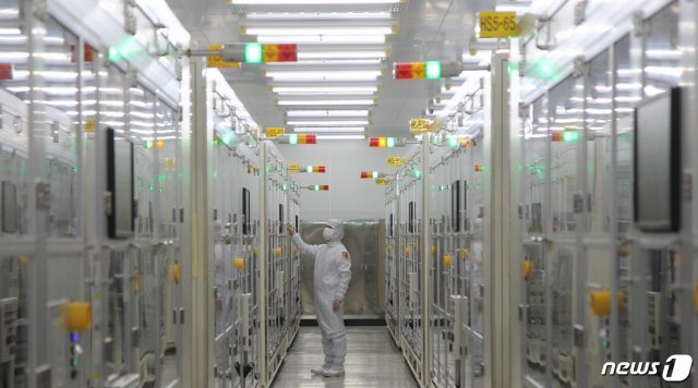 삼성전기 부산공장의 클린룸에서 작업자가 일하고 있다(삼성전기) © 뉴스1