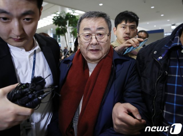 비서 성추행 및 가사도우미 성폭행 혐의 등을 받고 있는 김준기 전 동부그룹(현 DB그룹) 회장이 23일 새벽 인천공항을 통해 귀국하고 있다. 지난 2017년 7월 미국으로 출국한지 2년3개월만에 돌아온 김 전 회장은 해외 체류로 인해 기소중지 상태였으며, 자진귀국 형태로 즉시 체포돼 경찰 수사를 받는다. 2019.10.23/뉴스1 © News1