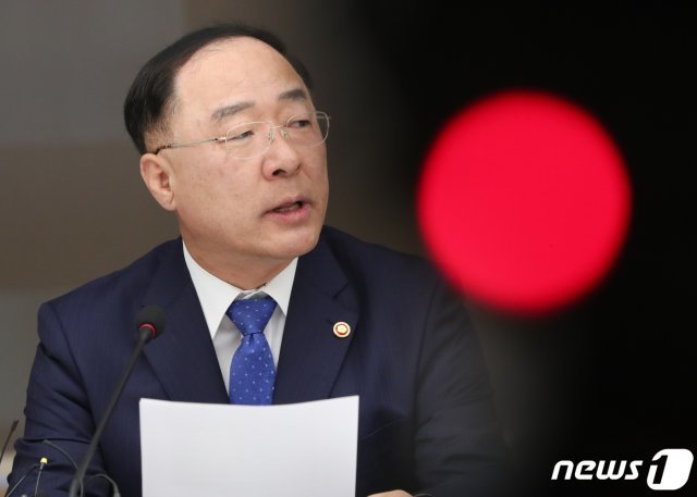 홍남기 경제부총리 겸 기획재정부 장관. © News1