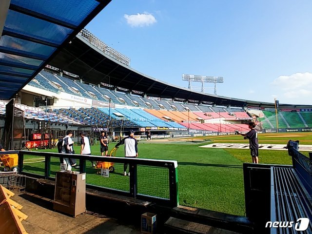 한국시리즈 3차전을 하루 앞둔 24일 서울 잠실구장에서 두산 선수들이 훈련을 하고 있다. © 뉴스1