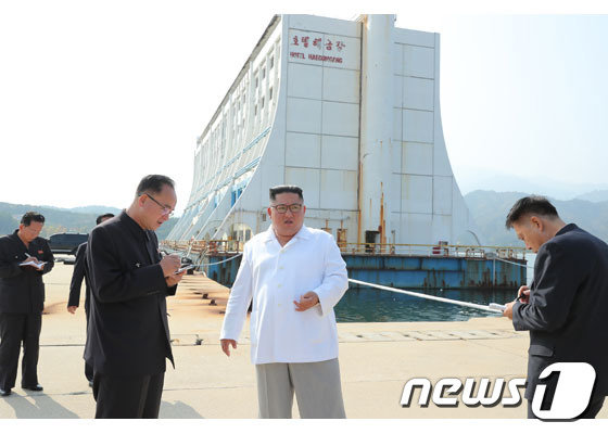 북한 노동당 기관지 노동신문은 지난 23일 김정은 국무위원장이 금강산 관광지구를 현지지도해 관련 정책의 전환을 지시했다고 보도했다.(노동신문)