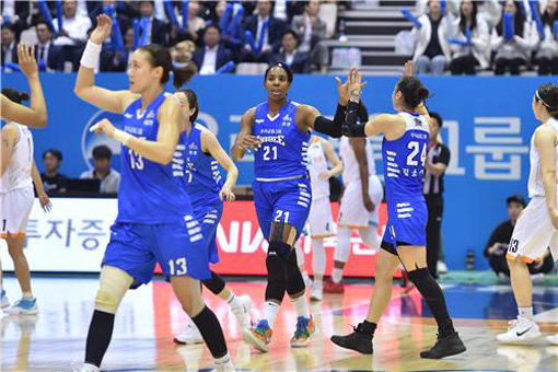 우리은행 르샨다 그레이(가운데). 사진제공｜WKBL