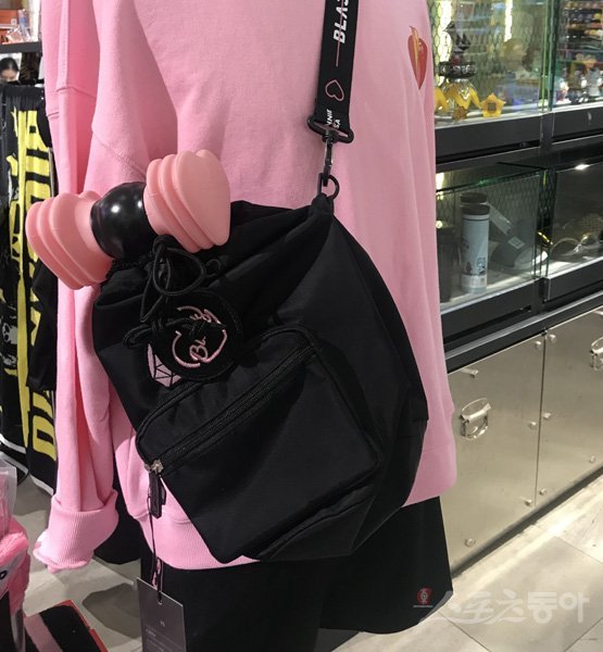 YG 굿즈 ‘블랙핑크 챕터1 라이트 스틱 파우치 백’. 스포츠동아DB