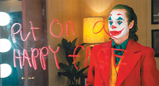 영화 ‘조커’에서 주인공이 거울을 바라보고 있는 장면. 워너브러더스코리아 제공