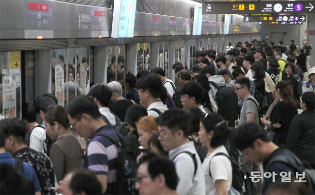 혼잡한 정거장에서 지하철을 기다리는 시민들. 동아일보DB
