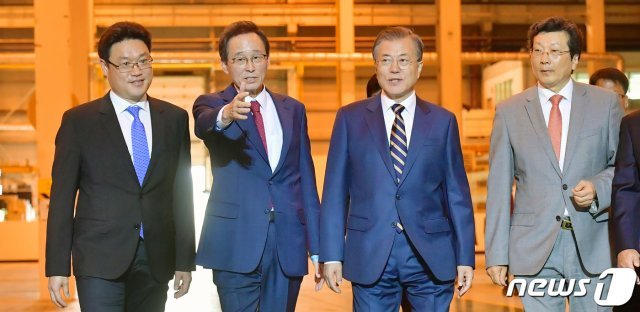 문재인 대통령이 24일 전북 군산시 명신 군산공장에서 열린 전북 군산형 일자리 상생협약식에 참석해 송하진 전북도지사(왼쪽 둘째)의 안내를 받고 있다. 뉴스1