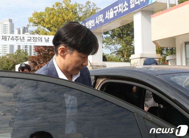 조국 전 법무부 장관이 24일 오전 경기 의왕시 서울구치소를 나서고 있다.2019.10.24/뉴스1 © News1