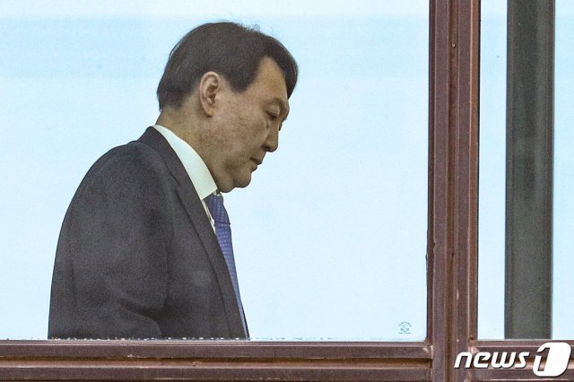 윤석열 총장이 24일 점심식사를 마치고 서울 서초구 대검찰청 별관에서 본관으로 이동하고 있다. 뉴스1