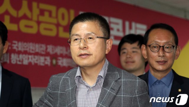 황교안 자유한국당 대표가 25일 서울 여의도 국회 의원회관에서 열린 청년창업 소상공인 토크콘서트에 참석하며 취재진 질문에 답변하고 있다. 2019.10.25/뉴스1 © News1