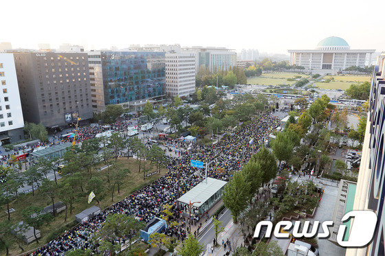 지난 19일 오후 서울 여의도 국회 앞에서10번째 검찰개혁 촛불문화제가 열리고 있다. 2019.10.19/뉴스1